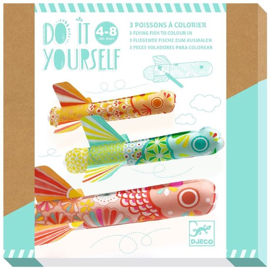 Djeco 'Do It Yourself' set met 3 vliegende vissen om te kleuren in rood, groen en oranje met Aziatische patronen.