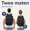 Man en vrouw met zwarte TRVLMORE rugzakken van 40L en 25L.