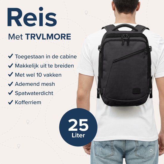 Man met zwarte 25L TRVLMORE rugzak op de rug, met lijst van kenmerken en het logo.