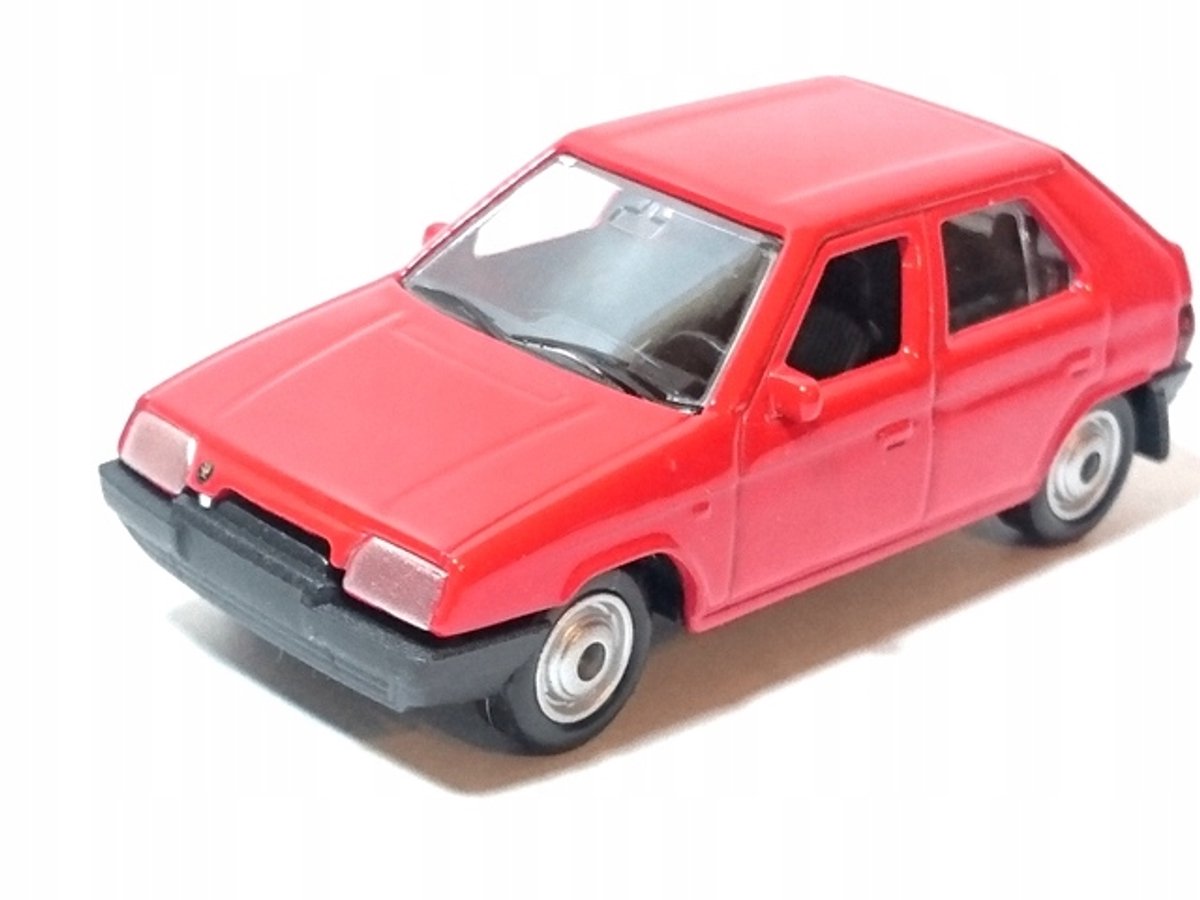 Metalen Model Auto Skoda Favorit Rood Welly Schaal 1:64