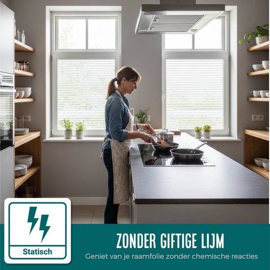 Vrouw kookt in een moderne keuken met raamfolie. Tekst: 'Zonder giftige lijm'.
