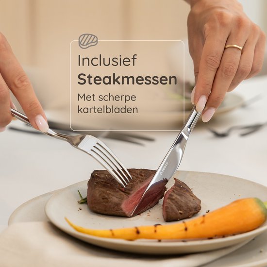 Een vrouw snijdt een biefstuk met een gekarteld steakmes van de Deleca Amor bestekset.
