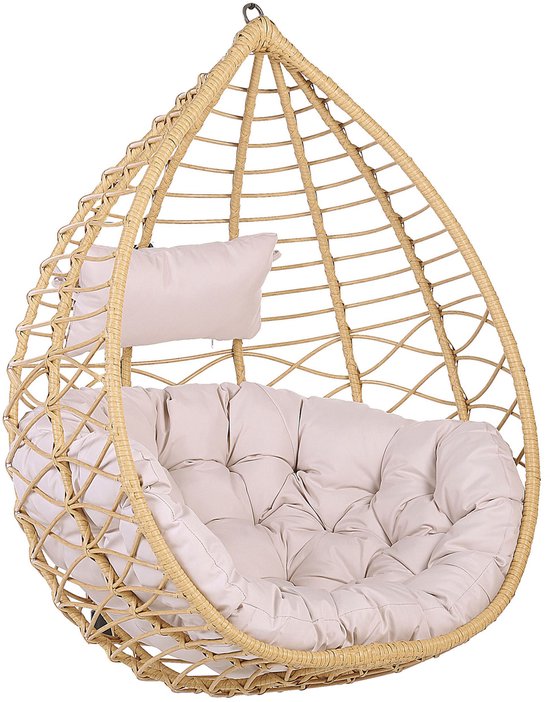 Dromedarishangstoel van PE-rotan met dikke crèmekleurige kussens en een klein hoofdkussen.