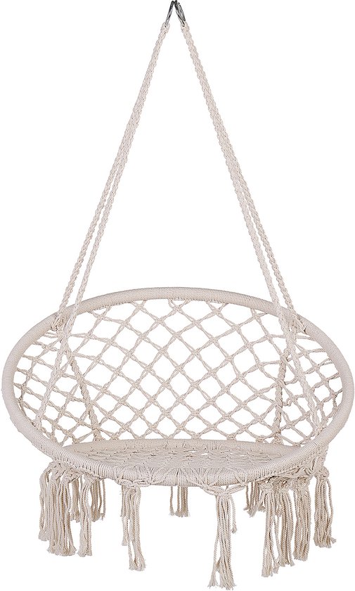 Gebroken wit macramé hangstoel met franjes en een open geweven zitting.