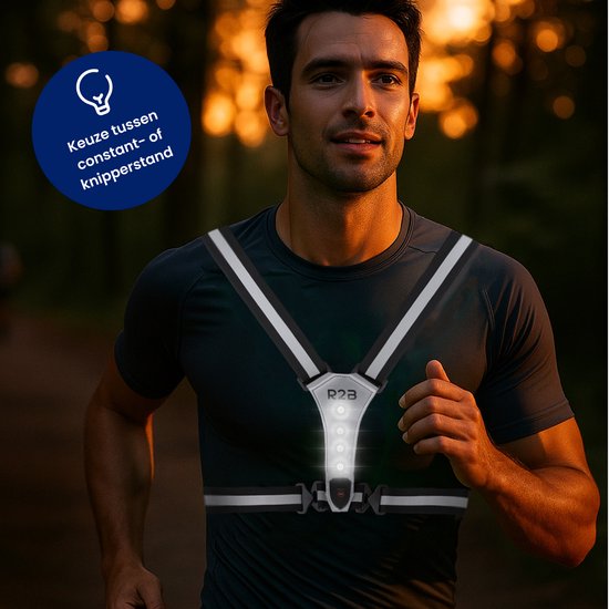 Man die rent met grijs R2B hardloopvest met witte LED's en reflecterende strepen.
