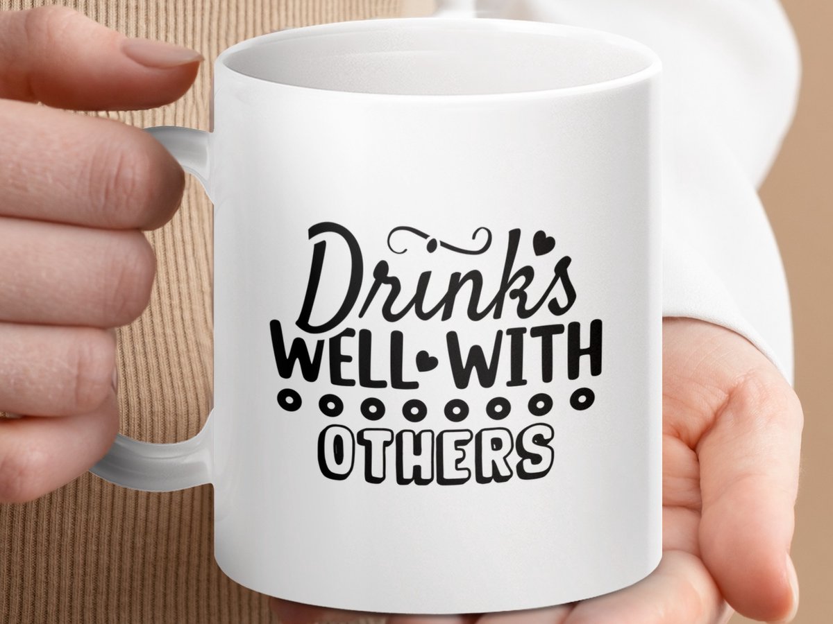 Mok - Drinks Well With Others - Vriendelijke Drankjes, Gezellige Mok, Sociaal Genot, Koffie Met Vrienden, Cadeau Idee, Unieke Mok