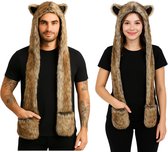 Man en vrouw, beide met bruine nepbonten berenmutsen met sjaals en handwarmerzakken.