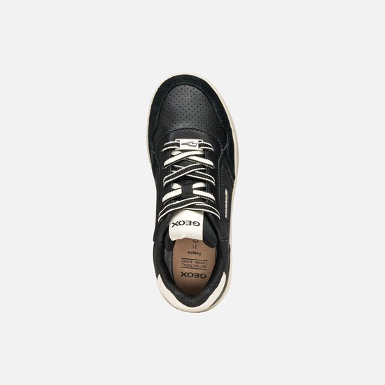 Zwarte sneaker van Geox met wit-zwarte veters en beige zool.
