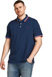 Man draagt donkerblauw poloshirt met rode en witte strepen op kraag en mouwen. Rood '&' logo.