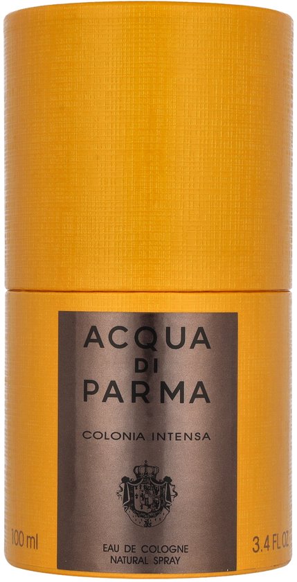 Gouden cilinder met een bruin label met "ACQUA DI PARMA COLONIA INTENSA" erop.