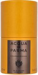 Gouden cilinder met een bruin label met "ACQUA DI PARMA COLONIA INTENSA" erop.