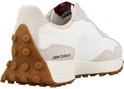 Achterkant van een witte New Balance sneaker met beige suède, bruine noppen op de zool en 'new balance' logo.