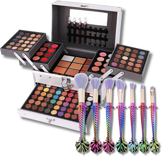 Zilveren make-up koffer met alle lades uitgeklapt, oogschaduw, blush, concealers en zeemeerminnen-penseelset.