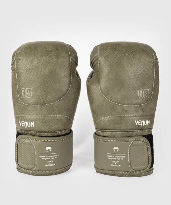 Legergroene bokshandschoenen met schubbenpatroon, witte stiksels en 'Venum' logo op de band.