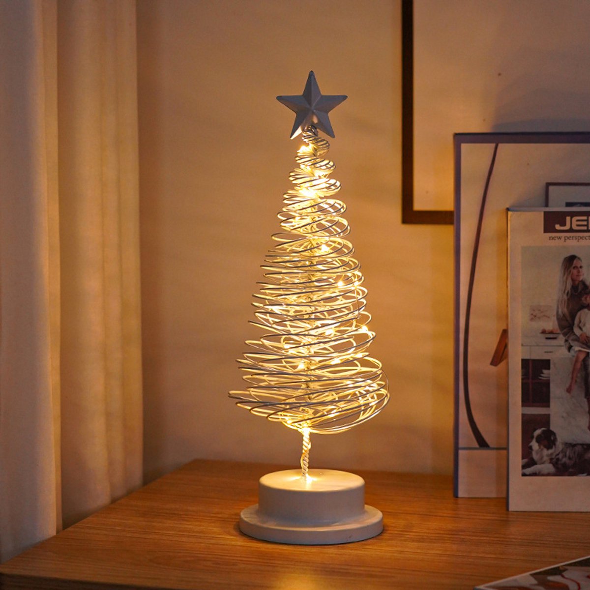 Kerstboomlampjes met witte ijzeren ornamenten - Feestelijke kerstverlichting.