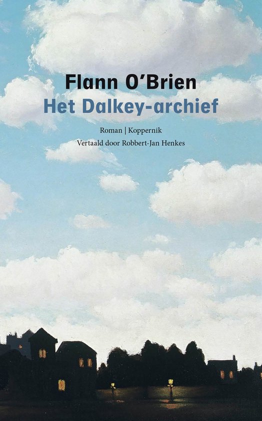 Livre "Het Dalkey-archief" de Flann O'Brien. Titre du roman en lettres bleues sur fond ciel bleu clair et léger avec des nuages blancs.