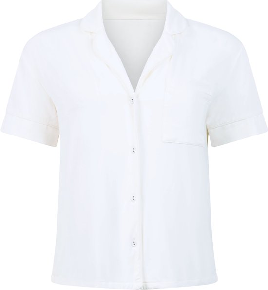 Wit pyjamashirt met korte mouwen, kraag, knoopjes en borstzakje.