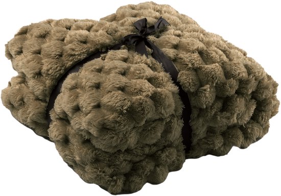 Een olijfgroene, opgevouwen plaid met een bubbelpatroon, vastgebonden met een zwart lint.