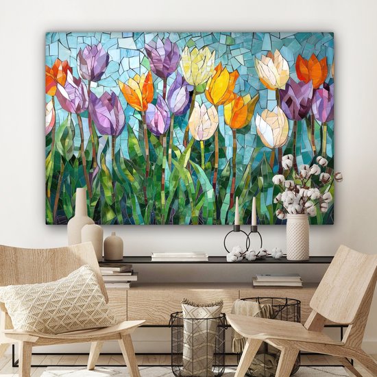Mozaïek van kleurrijke tulpen boven een dressoir met vazen en een kandelaar in een woonkamer.