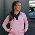 Jongedame in een lichtroze vest met capuchon en rits, met gestreepte koordjes.