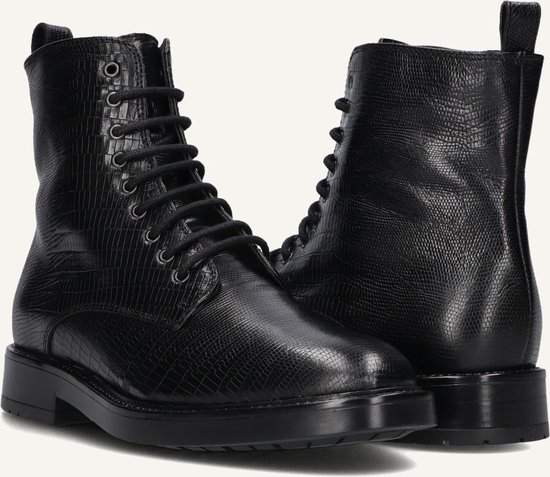 Vue de face d'une paire de bottes lacées noires avec imprimé crocodile.