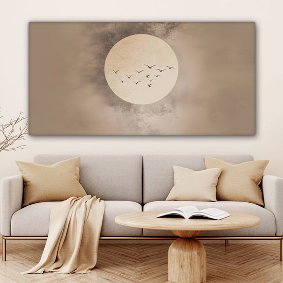 Canvas met een beige achtergrond, een zachte cirkel en een zwerm vogels.