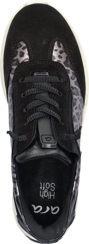 Bovenkant van een zwarte sneaker met luipaardprint, veters en 'High Soft'-tekst.