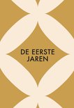 Boekomslag met goudbruine achtergrond en crèmekleurig patroon. Tekst: 'DE EERSTE JAREN'.