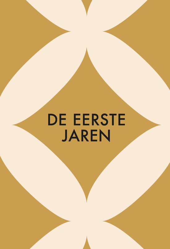 Boekomslag met goudbruine achtergrond en crèmekleurig patroon. Tekst: 'DE EERSTE JAREN'.