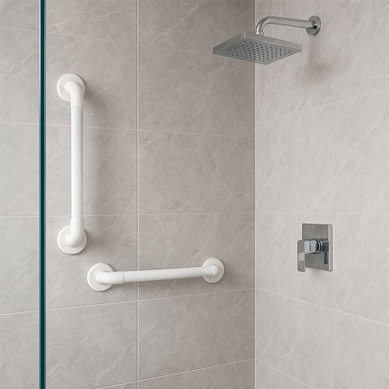 Twee witte handgrepen met geribbelde grip gemonteerd op een grijze betegelde douchewand.
