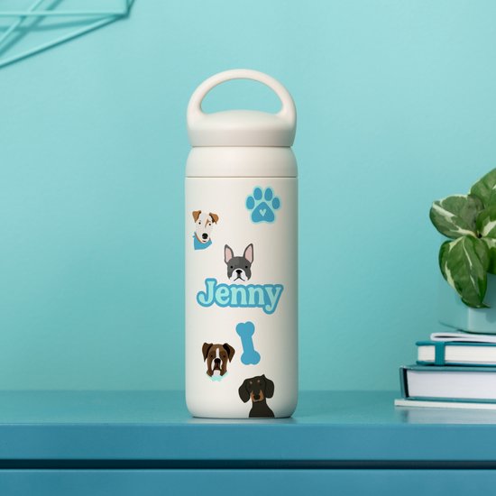 Witte thermosfles met diverse hondenthema-stickers en de naam 'Jenny'.