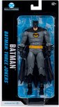 Batman actiefiguur in grijs pak met geel logo, cape en riem, verpakt in doos.