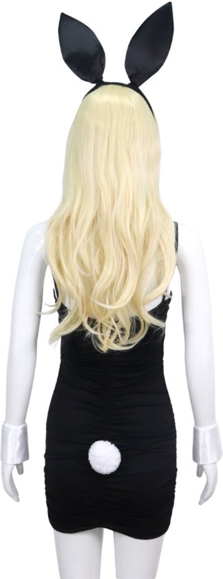 Achterkant van een etalagepop met blond haar, die een zwarte jurk met ruches, witte manchetten en een pluizige staart draagt.