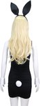 Achterkant van een etalagepop met blond haar, die een zwarte jurk met ruches, witte manchetten en een pluizige staart draagt.