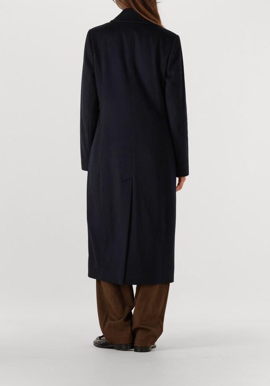 Dames lange donkerblauwe jas van Beaumont, met split achteraan. Gedragen met bruine broek.