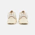 Achterkant van New Balance 530 sneakers in beige met beige zolen.
