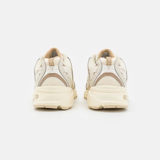 Achterkant van New Balance 530 sneakers in beige met beige zolen.