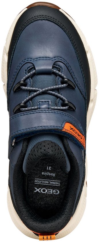 Bovenaanzicht van blauwe Geox sneaker met oranje label en veters. Witte zool.
