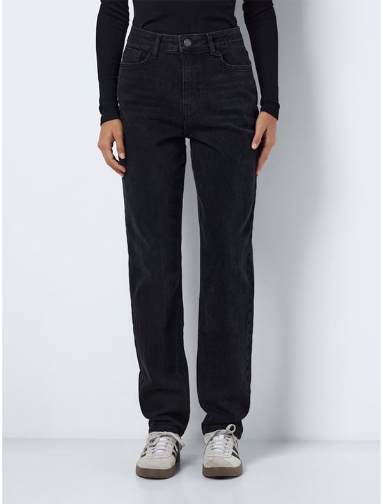Model van voren gezien in zwarte mom fit jeans met hoge taille.