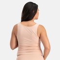 Een vrouw draagt een roze Bamboo Basics singlet, gezien vanaf de achterkant.
