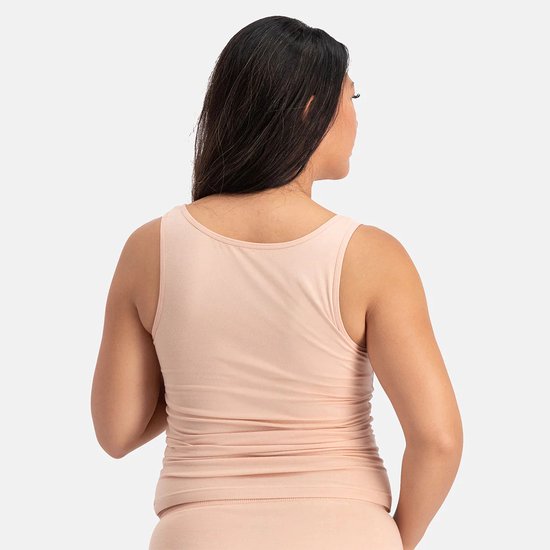 Een vrouw draagt een roze Bamboo Basics singlet, gezien vanaf de achterkant.