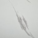 Detail van het witte marmerlook tafelblad met grijze aders.