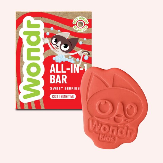 Emballage Wondr All-In-1 Bar Sweet Berries et un savon rose en forme de chat.