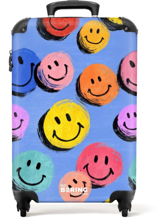 Blauwe koffer met een print van veelkleurige, geschilderde smileys. De tekst 'NO BORING SUITCASES' is zichtbaar.