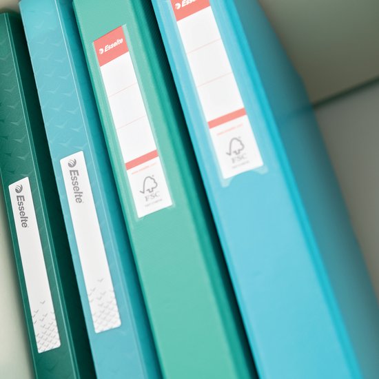 Rij turquoise en groene Esselte ringbanden met witte etiketten en FSC-logo's.