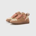 Gekantelde paar bruine UGG sneakers met roze veters, suède en mesh.