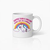 Grappige Eenhoorn Mok – Vrolijker Dan een Eenhoorn die Taart Eet op een Regenboog – Kleurrijke 330ml Koffiebeker, Cadeau voor Kinderen & Eenhoorn Fans