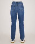 Achterkant van blauwe denim jeans met rechte pijp, met witte sneakers.