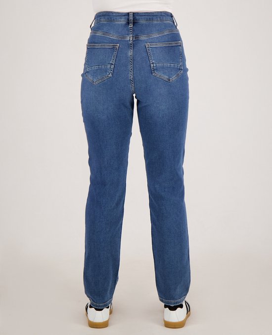 Achterkant van blauwe denim jeans met rechte pijp, met witte sneakers.