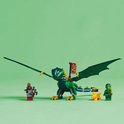 Groene LEGO draak met gespreide vleugels, met LEGO figuur Lloyd, Drakenbaby en een vijand.